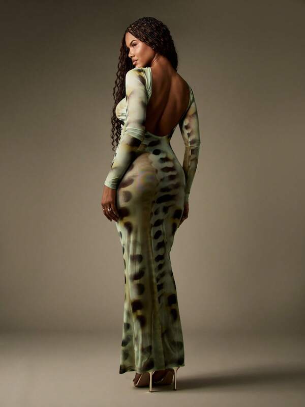 MISSGUIDED Abstract Print Fitted Maxi Dress With Ruched Details