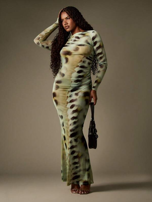 MISSGUIDED Abstract Print Fitted Maxi Dress With Ruched Details