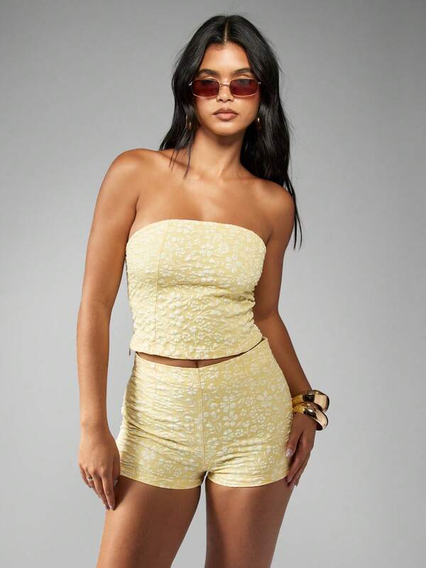 MISSGUIDED Bandeau Crop Top High Rise Fitted Shorts Textured Floral Two-Piece Outfits