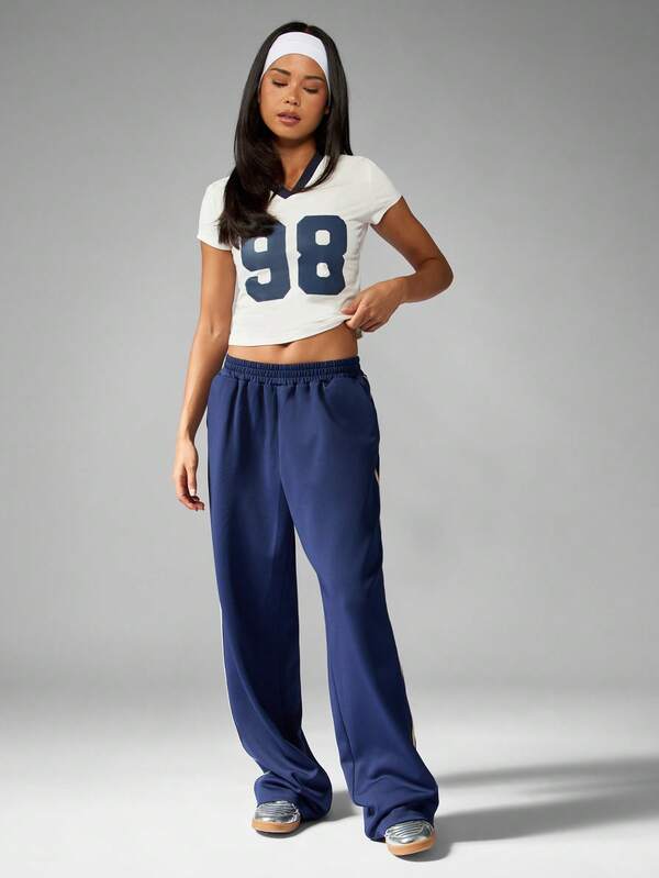 MISSGUIDED Cropped V Neck Baby Tee With Varsity Number