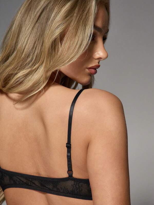 MISSGUIDED Delicate Lace Cami With Rhinestone Detail