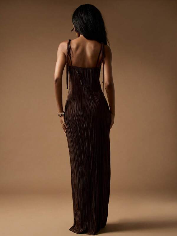 MISSGUIDED Pleated Satin Maxi Dress With Sweetheart Neckline And Cut Out