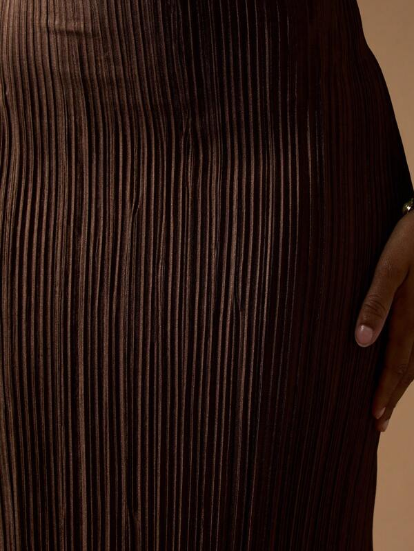 MISSGUIDED Pleated Satin Maxi Dress With Sweetheart Neckline And Cut Out