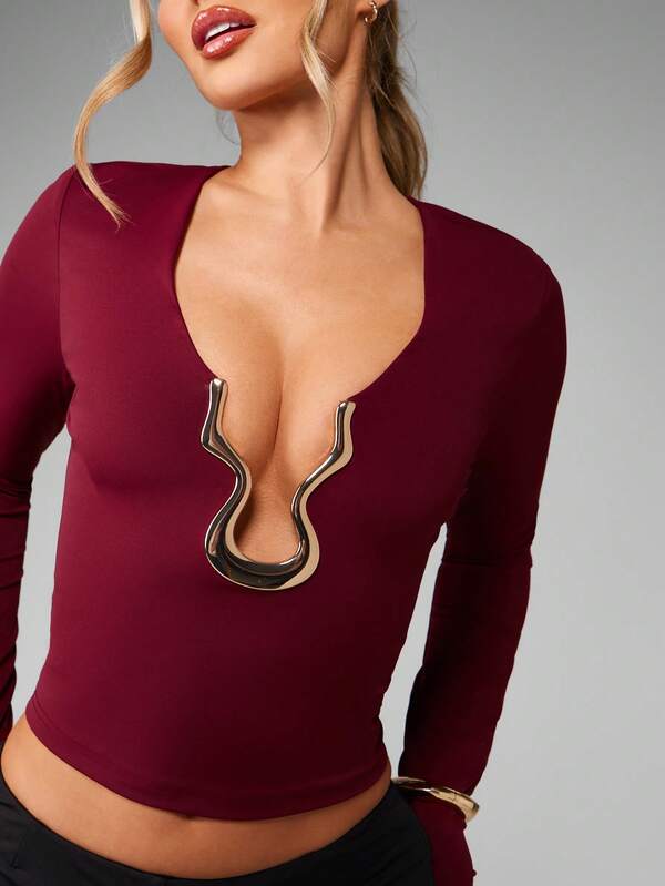 MISSGUIDED Plunge Neck Crop Top With Metal Accent Design