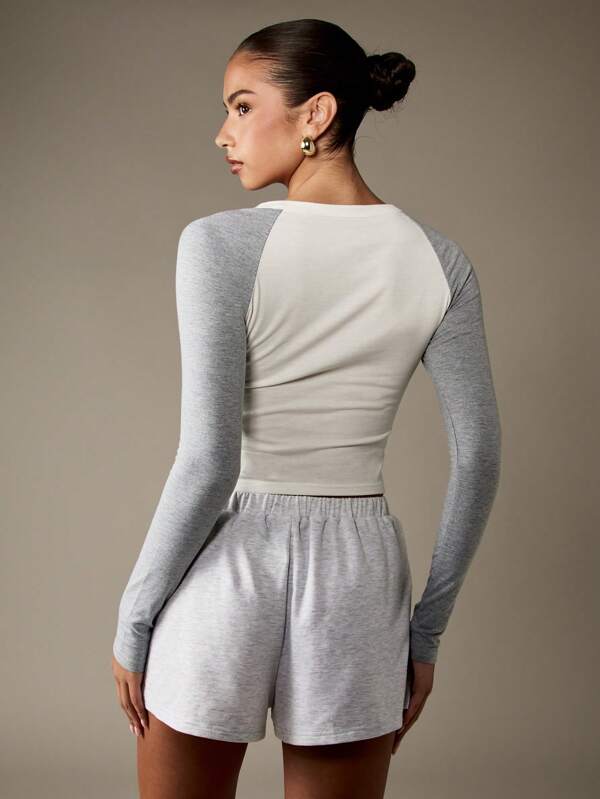 MISSGUIDED Raglan Sleeve Henley Crop Top With Slim Fit
