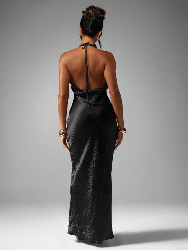 MISSGUIDED Textured Halter Neck Maxi Dress With Backless Design